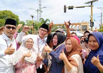 Paslon Fery-Herly Disambut Masyarakat Disepanjang Jalan