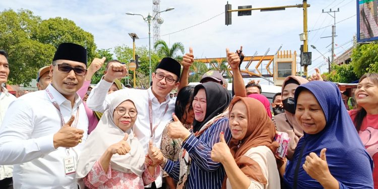 Paslon Fery-Herly Disambut Masyarakat Disepanjang Jalan