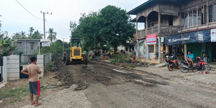 Keberhasilan Teddy, Sulap Jalan di Lengkiti Jadi Mulus.
