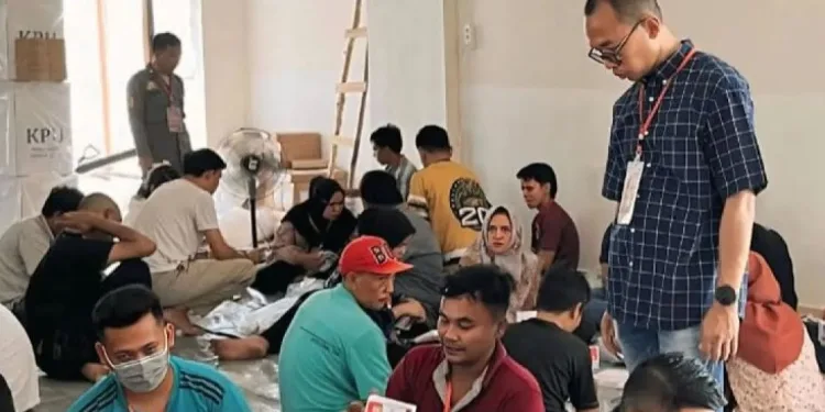 KPU OKU Timur Libatkan 150 Orang Pekerja Pelipatan Surat Suara Pilkada 2024.