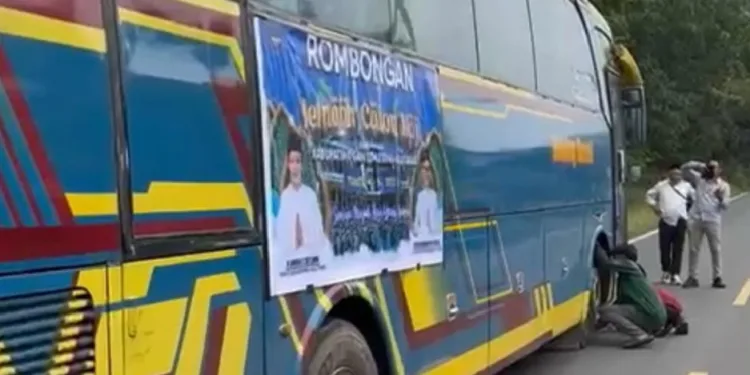Tak Lama Dilepas Bupati, Bus Jemaah OKU Timur Malah Mendadak Mogok.
