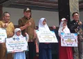 Bupati OKU Timur Luncurkan Program Disdikbud, Ribuan Seragam Sekolah Dibagikan