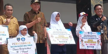 Bupati OKU Timur Luncurkan Program Disdikbud, Ribuan Seragam Sekolah Dibagikan