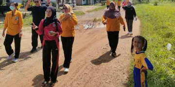 Jumat Sehat, Puskesmas Burnai Mulya Gelar Jalan Santai Bersama Seluruh Staf