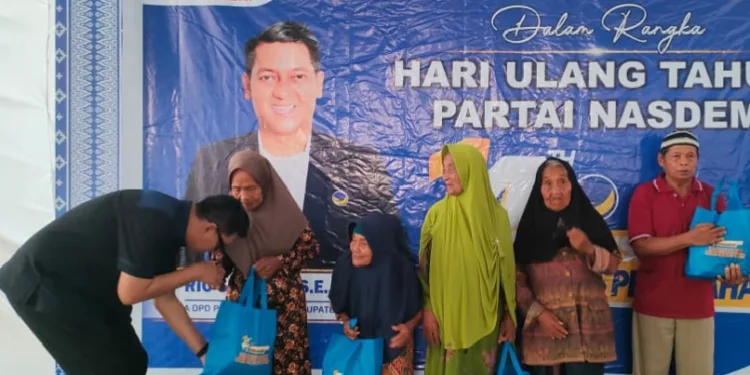 HUT NasDem, Rio Susanto Bagikan 1.000 Paket Sembako
