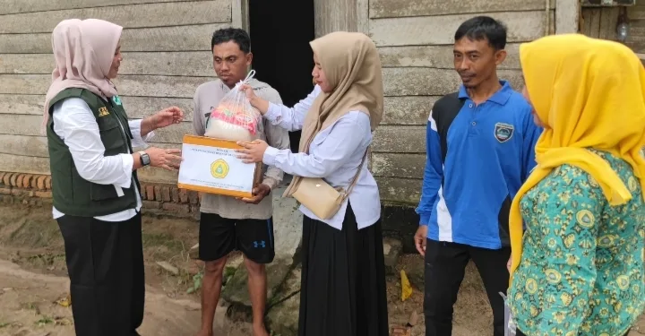 Pasca Banjir, Puskesmas Burnai Mulya Salurkan Bantuan Logistik untuk Warga